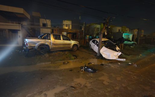 Un conductor impactó a dos vehículos estacionados y a un poste de luz