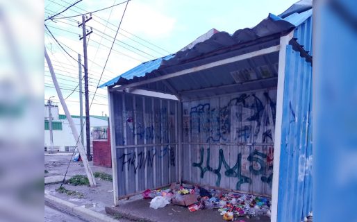 Denuncian abandono en una garita de colectivos: «No funciona nada y la usan como basural»