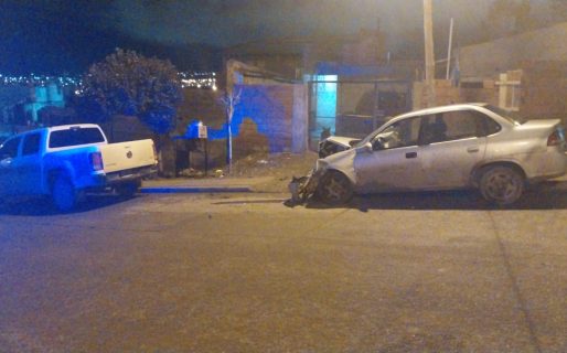 Chocó contra una camioneta estacionada, no tenía papeles y se negó al test de alcoholemia