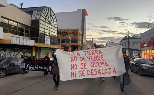 Comenzó el cartelazo y movilización en Comodoro en rechazo a la Ley de Tierras