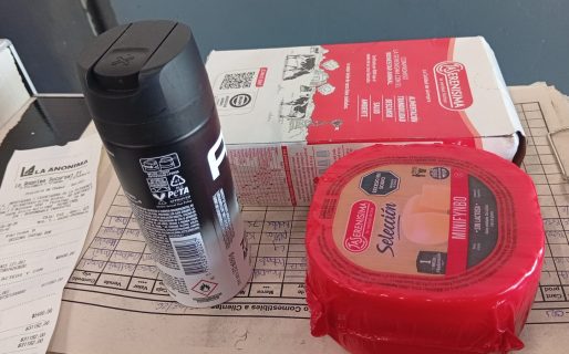 Lo descubrieron robando en un supermercado: ocultaba los productos entre sus prendas