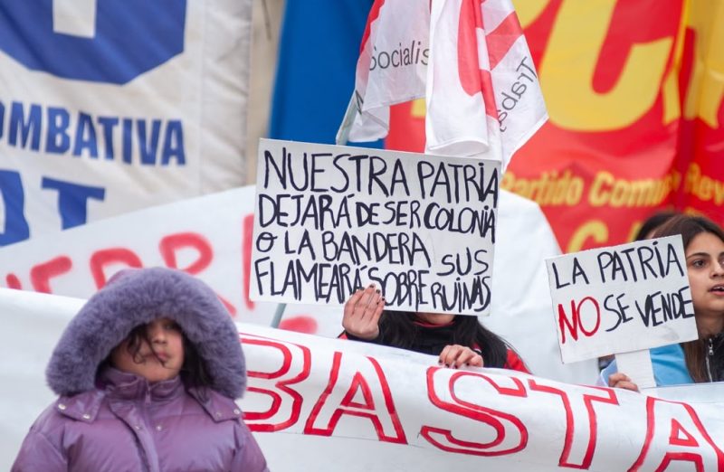 Comodoro se movilizó y la protesta sigue afuera del Congreso mientras avanza el debate en el Senado
