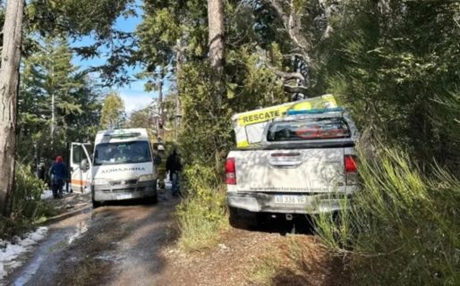 Conmoción en Bariloche: el auto de una familia despistó por el hielo, cayó al Nahuel Huapi y murió una nena de tres años
