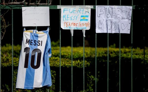 Los mensajes de apoyo a Lionel Messi en la puerta del cementerio donde despidieron a su papá