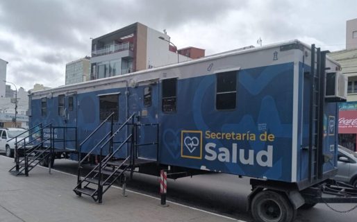 Refuerzan la atención médica en el tráiler sanitario de la Escuela Nº 83