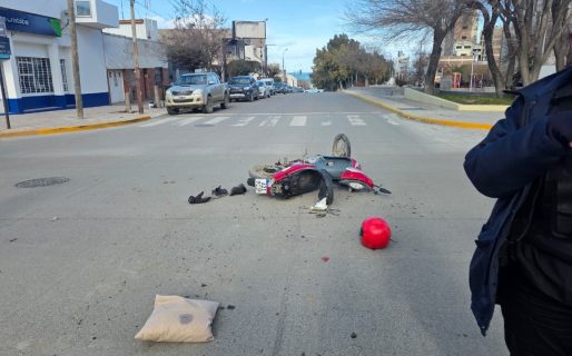 <strong>Un motociclista resultó herido tras chocar con un auto en avenida Rivadavia</strong>