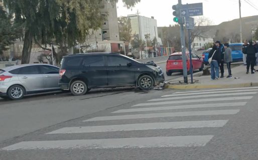 Una mujer resultó lesionada tras un choque entre dos vehículos