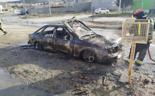 Bomberos sofocaron el incendio de un auto y buscan a su propietario