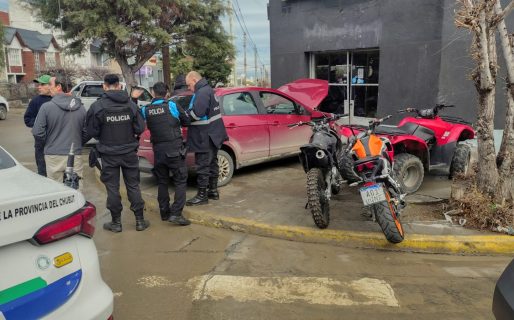 <strong>Dejó el auto sin freno de mano y terminó chocando contra un local</strong>