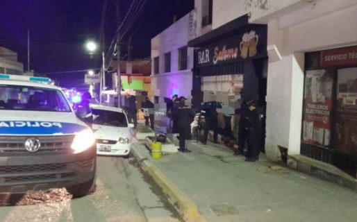 Fue a comprar droga, el vendedor le robó el bolso y terminaron peleando en la calle