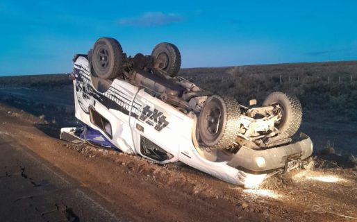 Vuelco en la Ruta 3: un conductor perdió el control por los baches y terminó fuera de la calzada