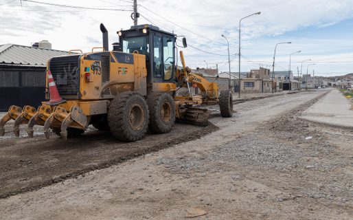Con maquinaria pesada, avanzan las tareas para recuperar calles afectadas por el agua