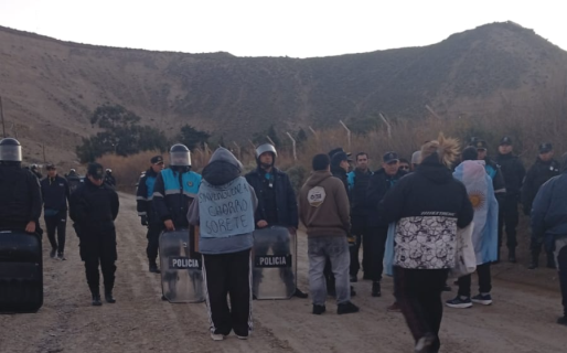 <strong>Fuerte operativo policial frente a la casa de Rossi durante el reclamo de ex choferes y sus familias</strong>