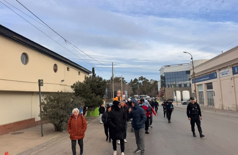 «Hasta que no cobremos, no paramos»: ex choferes de Patagonia marchan nuevamente en Comodoro