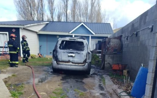 Estacionó su vehículo y comenzó a incendiarse por una falla eléctrica