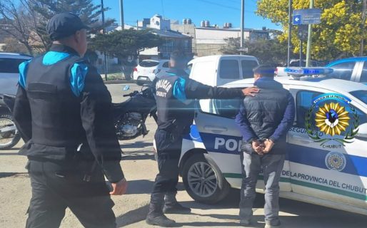 Lo sorprendieron dentro de un patio y los dueños lo siguieron hasta que la Policía lo detuvo