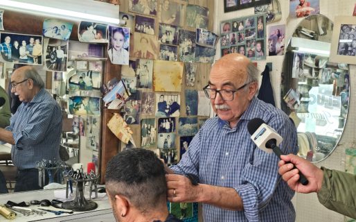 57 años de oficio: Juan Carlos Mesa, el peluquero clásico que marca época en el Centro