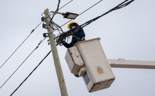 La SCPL refuerza la iluminación en los corredores seguros escolares con más de 150 artefactos LED