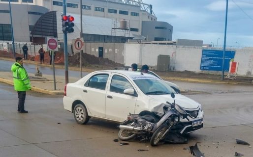 Choque con un lesionado entre un auto y una moto en la esquina de Hipólito Yrigoyen y Alsina