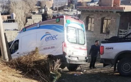 Se encajó una ambulancia en barrio San Martín y los vecinos reclamaron por las calles