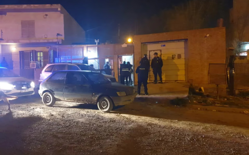 Agresiva y armada con un palo: daño una casa, un auto y le pego una piña a una policía