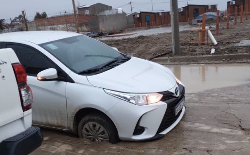 Un auto se hundió por la falta de mantenimiento de una calle cercana a los módulos habitacionales de Provincia
