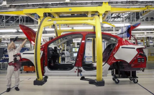 La industria automotriz cayó casi 7% en el primer semestre, pero anotó mejora mensual en junio