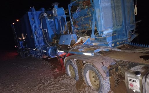 Asistieron a un camión de servicios petroleros que quedó encajado en la Ruta 3 cerca de Garayalde