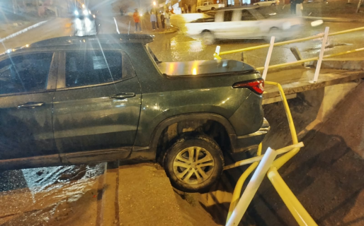 Dejó la camioneta sin freno de mano y terminó dentro del canal evacuador de la Roca