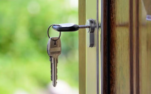 Un matrimonio esperó a que el dueño del alquiler se muriera, puso los servicios a su nombre y lo usurpó: «Casa propia»