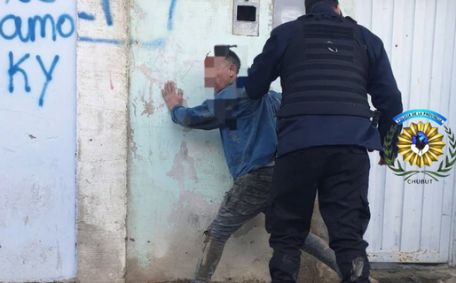 Borracho y descontrolado: destrozó los vidrios de un vehículo a piedrazos y terminó detenido