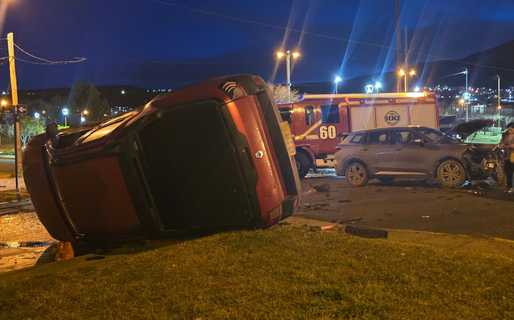 Un vehículo terminó volcado tras un choque sobre avenida Lisandro de la Torre