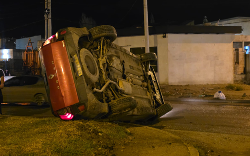 Dos vehículos protagonizaron un choque que terminó con un vuelco 