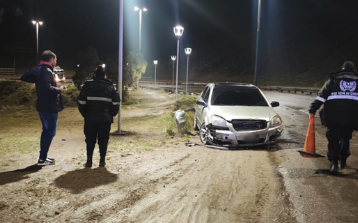 Circulaba por Ruta 3, despistó y chocó contra un guardarraíl