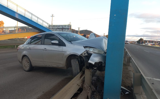 Perdió el control de su vehículo por la calzada húmeda y chocó contra un guardarraíl