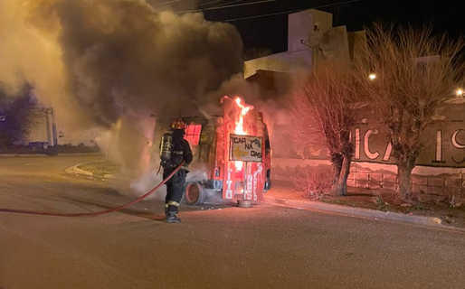 Un incendio destruyó un carro de ventas sobre la avenida Alejandro Maiz