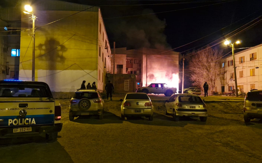 Un vehículo fue consumido por las llamas durante la madrugada: el propietario presume que fue intencional