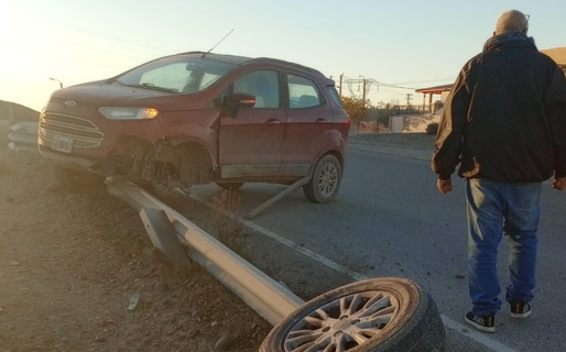 Perdió el control de su vehículo y debió ser asistida por personal médico