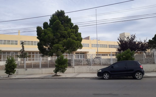 La comunidad educativa de la Escuela 52 realizó un abrazo simbólico por mejoras edilicias