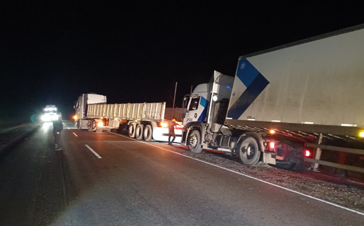 El terreno cedió y un camión quedó encajado en la banquina de la Ruta 3