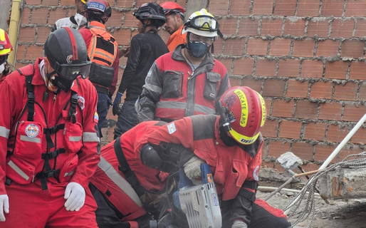 Un bombero de Trelew integra el operativo de rescate tras el terremoto en Colombia