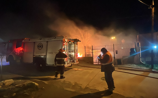 Las brasas de un asado habrían originado el incendio de un vehículo