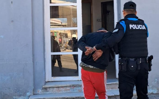 Intentó sustraer 13 remeras y un acolchado de un comercio y terminó detenido