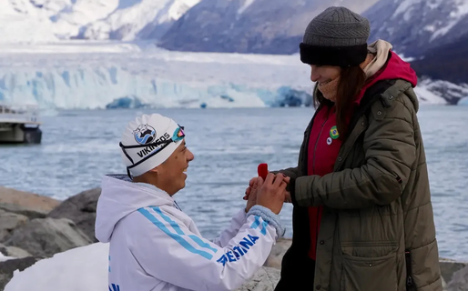 Después de competir en la Copa Mundial de Natación en Aguas Frías, le pidió casamiento frente al Perito Moreno