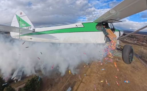 Una avioneta sorprendió con una lluvia de caramelos en Trevelin por el Día de las Infancias