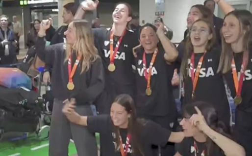 Eufóricas y levantando la Copa del Mundo: así fue la llegada a la Argentina de Las Leonas tras consagrarse campeonas