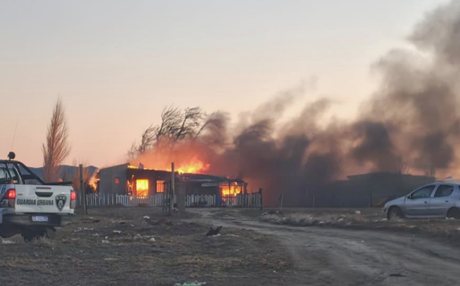 Un descuido con una estufa a leña provocó un incendio en Sarmiento