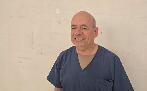 Después de 28 años de servicio, Raúl Henny se despide como enfermero del Hospital Regional
