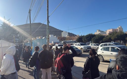 Paradas colapsadas y largas demoras tras el cambio en la empresa de colectivo