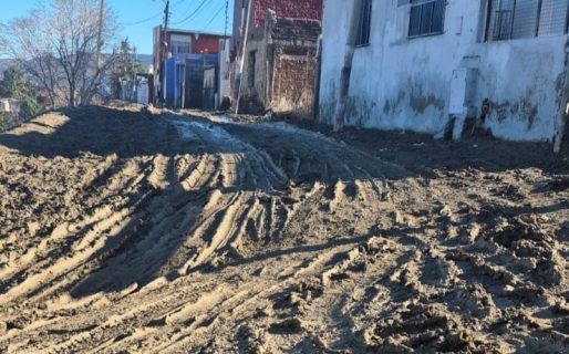 Vecinos del barrio Las Flores advierten que «no se puede bajar ni caminando» y piden ayuda urgente